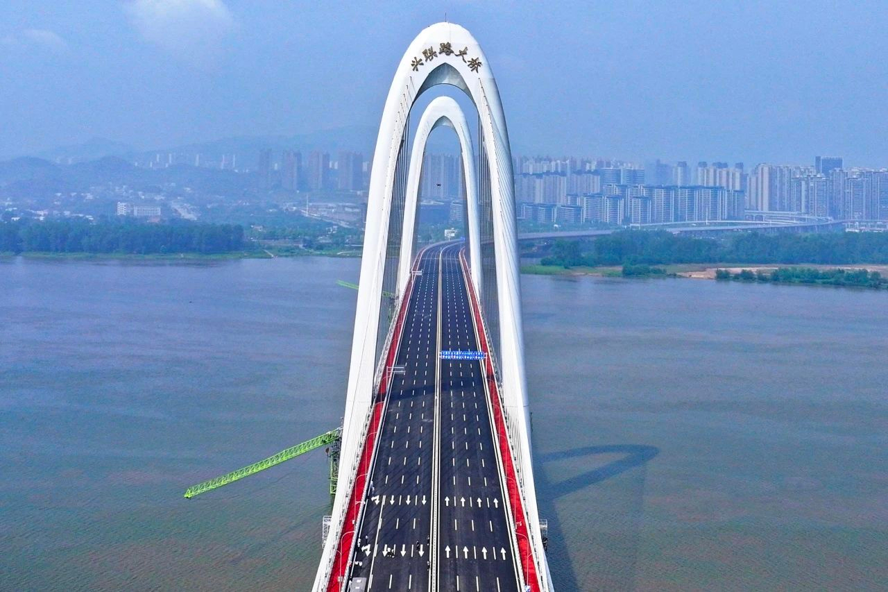 興聯(lián)路大橋路段護(hù)欄清洗-長沙市望城區(qū)主次干道環(huán)衛(wèi)清掃保潔第六輪社會化承包項目標(biāo)段十三（交通護(hù)欄）